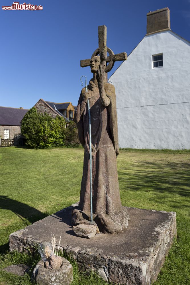 Immagine La statua di Sant' Aidano sull'isola di Lindisfarne, Inghilterra. Vescovo e missionario irlandese, fondò il monastero dell'isola inglese di Lindisfarne.