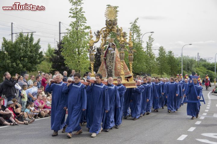 Immagine La statua di Santa Maria di Hanswijk portata in processione a Mechelen, Belgio - © 286342316 / Shutterstock.com