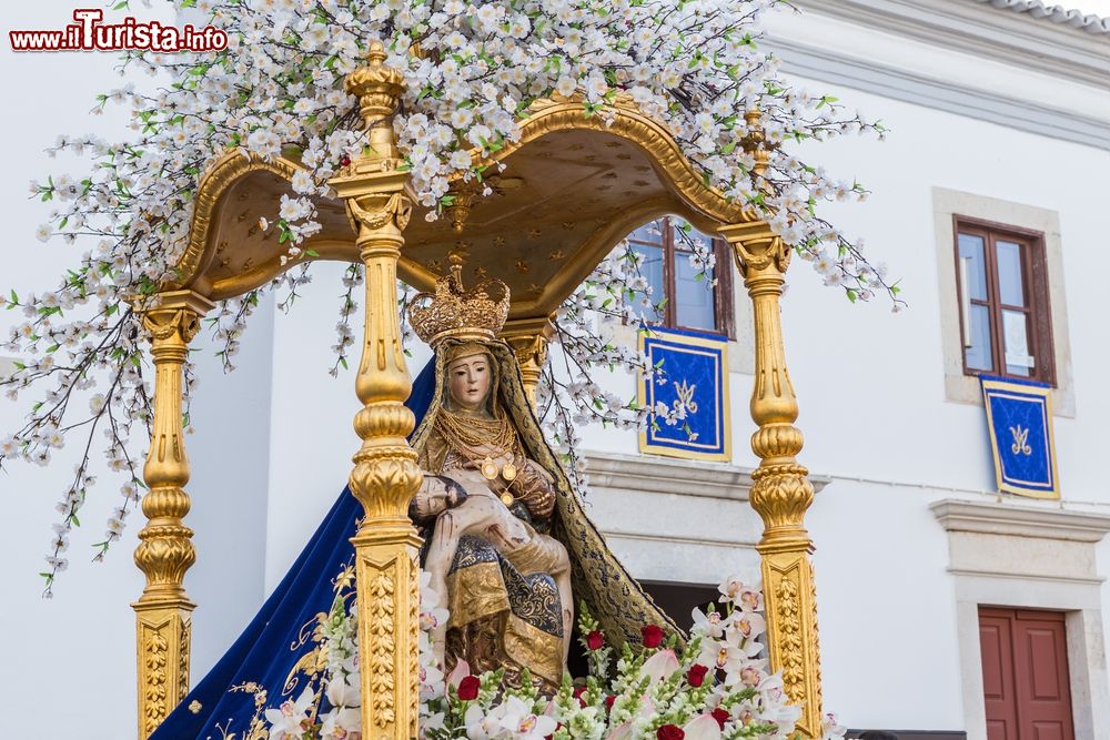 Immagine La statua di Santa Maria portata in processione per le vie di Loulé, Portogallo.
