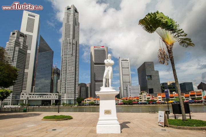 Immagine La statua di Sir Thomas Stamford Raffles nei pressi del fiume a Singapore. E' stato il fondatore della città nel 1819 - © reezuan / Shutterstock.com