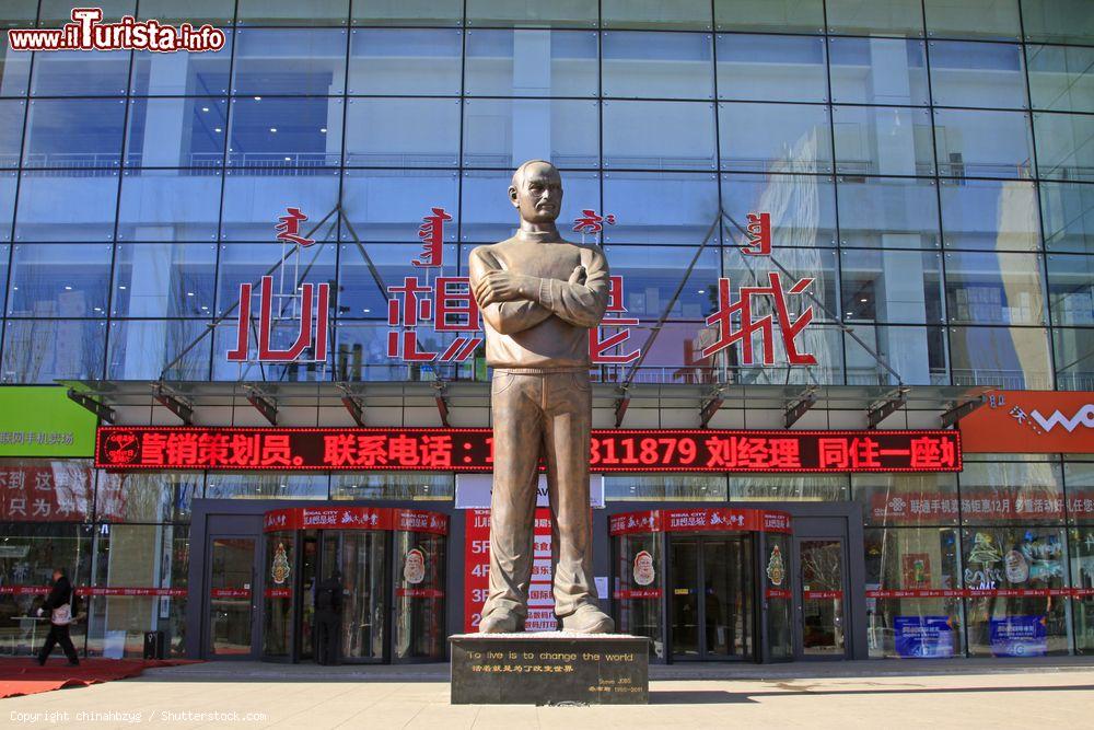 Immagine La statua di Steve Jobs davanti a un centro commerciale nella città di Hohhot, Mongolia Interna, Cina - © chinahbzyg / Shutterstock.com