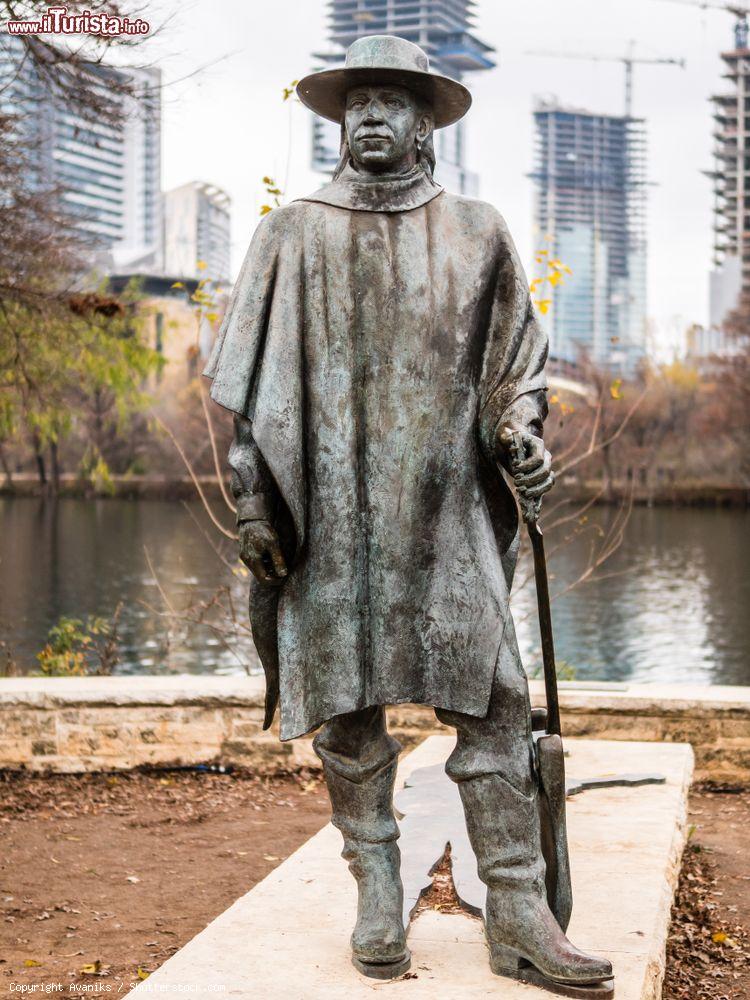Immagine La statua di Stevie Ray Vaughan all'intersezione di  Town Lake Hike e Bike Trail nel centro di Austin, Texas - © Avaniks / Shutterstock.com