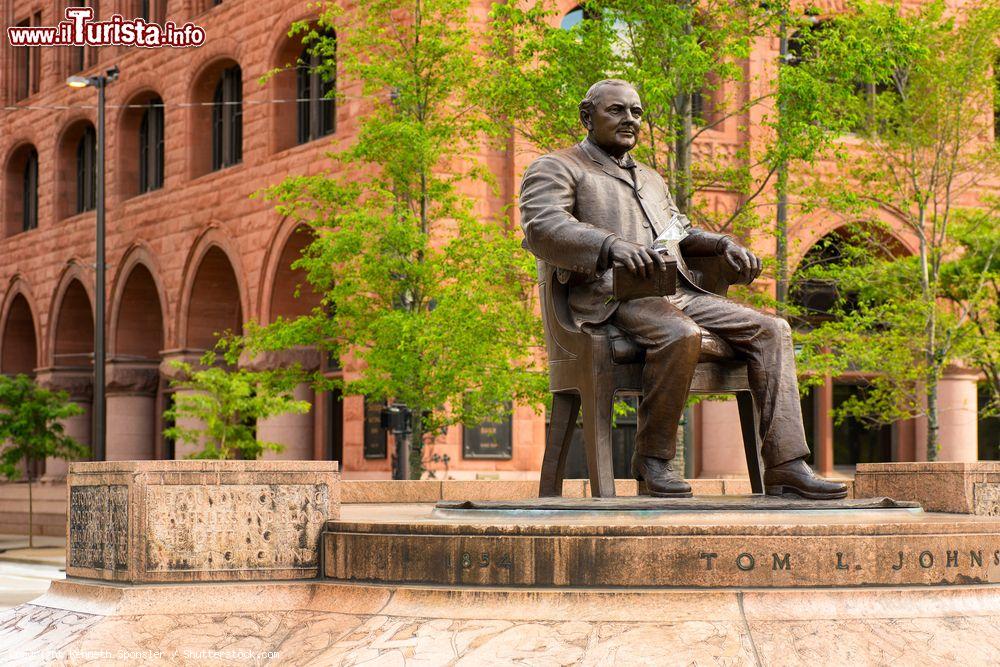 Immagine La statua di Tom L. Johnson in Public Square a Cleveland, Ohio (USA): eretta nel 1916, ritrae il popolare primo citatdino di Cleveland in carica dal 1901 al 1909 - © Kenneth Sponsler / Shutterstock.com