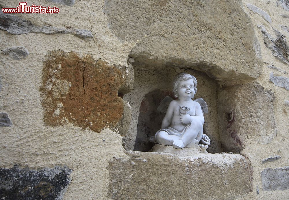 Immagine La statua di un angioletto nella nicchia di una chiesa di Beaulieu-sur-Dordogne, Francia.