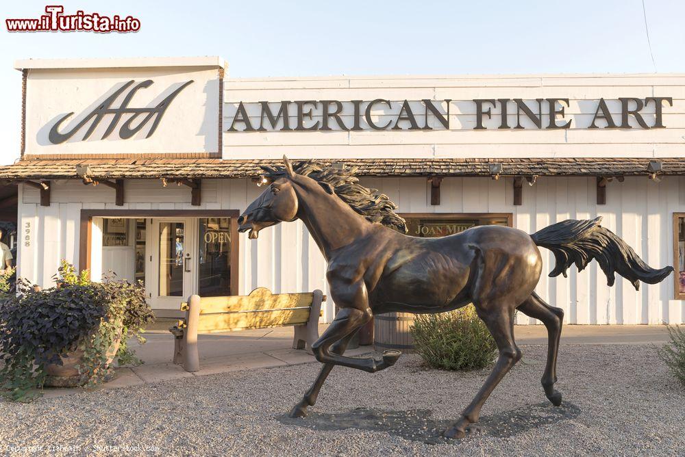 Immagine La statua di un cavallo nella vecchia Scottsdale, Arizona (USA) - © tishomir / Shutterstock.com