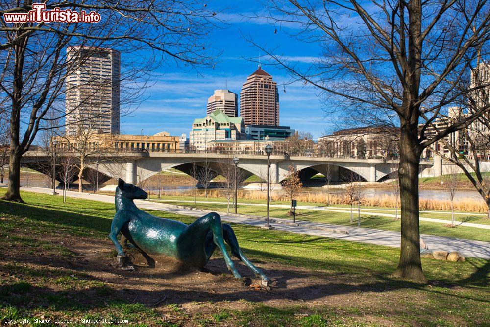 Immagine La statua di un cervo a riposo in un parco della periferia di Columbus, stato dell'Ohio (USA) - © Sharon Wildie / Shutterstock.com