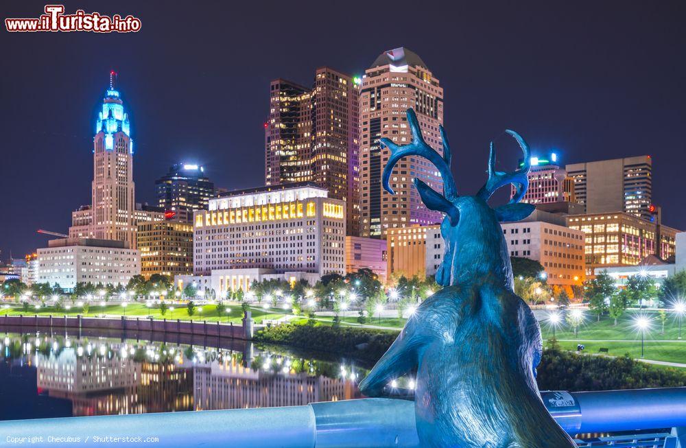 Immagine La statua di un cervo guarda la skyline di Columbus by night, stato dell'Ohio (USA) - © Checubus / Shutterstock.com