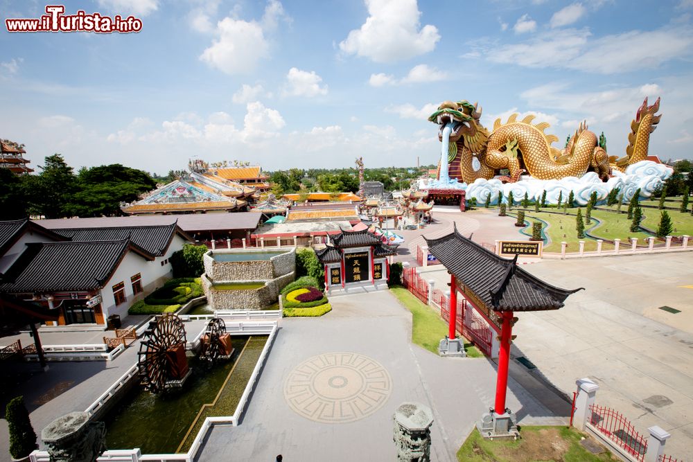 Immagine La statua di un dragone dorato nella provincia di Suphan Buri, Thailandia. Quest'area del paese si estende per circa 6 mila km quadrati.