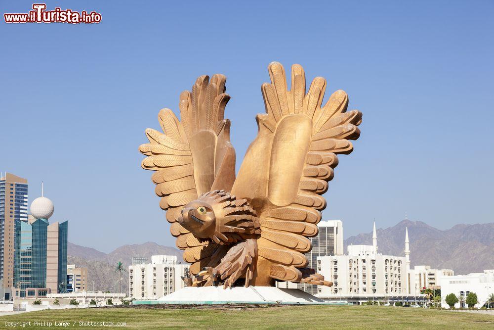 Immagine La statua di un falco dorato nella capitale Fujairah, Emirati Arabi Uniti - © Philip Lange / Shutterstock.com