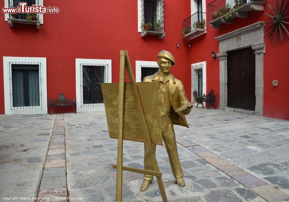 Immagine La statua di un pittore in una piazzetta del centro storico di Puebla, Messico - © Angela Ostafichuk / Shutterstock.com