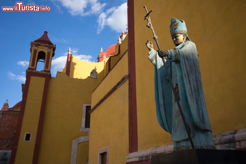 Immagine La statua di un religioso a Guanajuato, Messico.