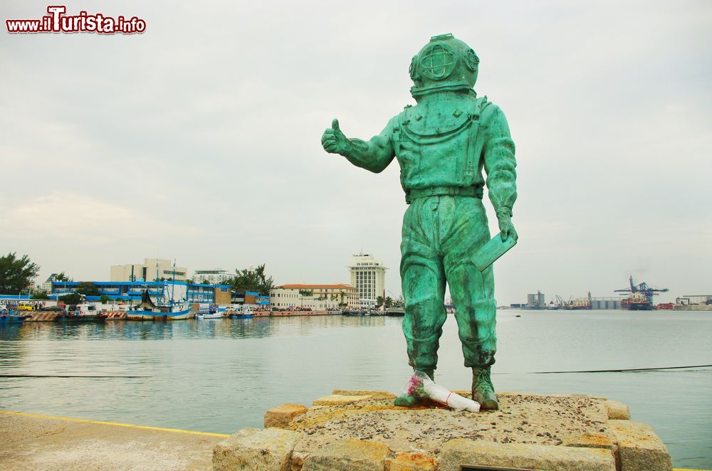 Immagine La statua di un sommozzatore al molo di Veracruz, Messico.