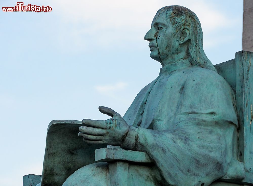 Immagine La statua di un uomo seduto nel cuore di Monterrey, Messico.