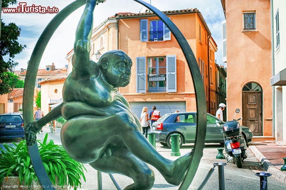 Immagine La statua di un vecchio uomo obeso in una ruota in una via di Saint-Tropez, Costa Azzurra (Francia) - © Nevskii Dmitrii / Shutterstock.com