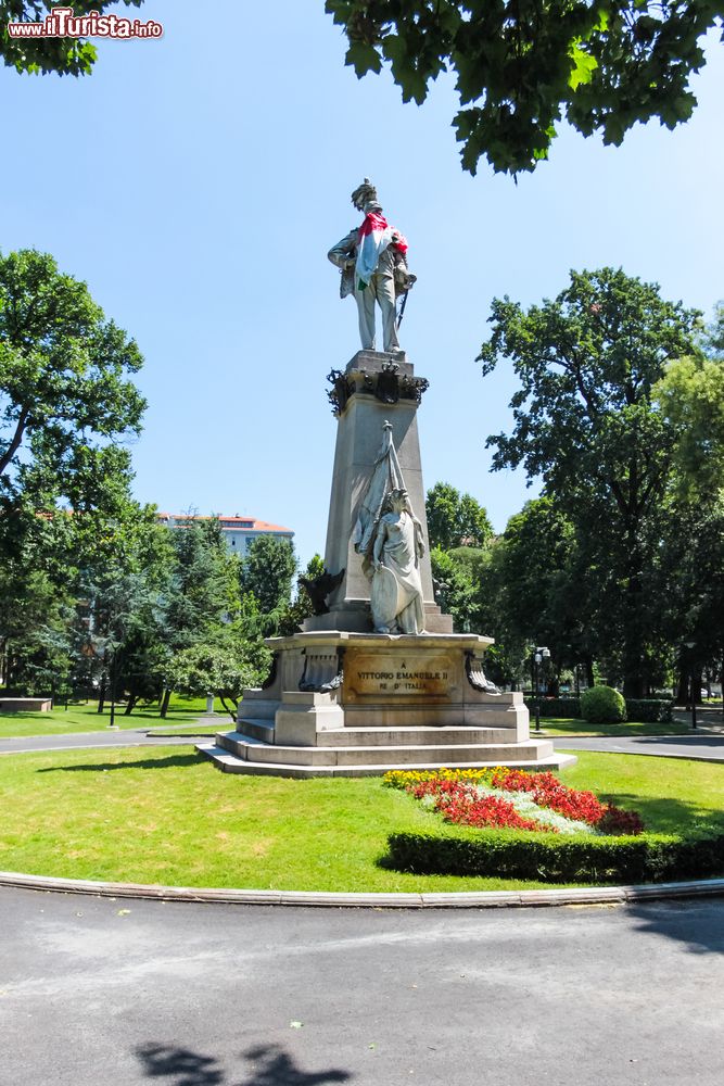 Immagine La statua di Vittorio Emanuele II° in un parco pubblico di Asti, Piemonte.