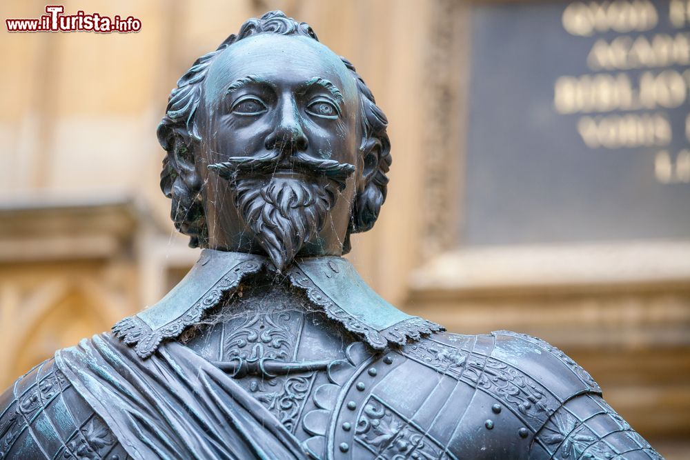 Immagine La statua di William Herbert, 3° conte di Pembroke, a Oxford, Inghilterra.