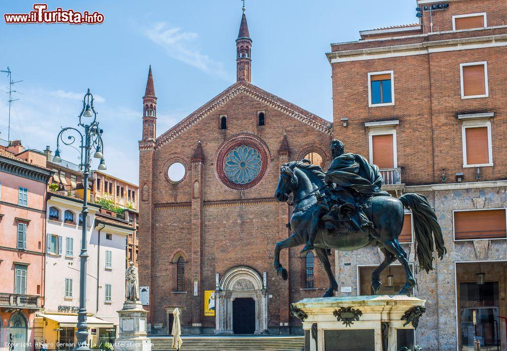 Immagine La statua equestre di Alessandro Farnese e la Chiesa di San Francescoi n Piazza Cavalli  a Piacenza - © Alvaro German Vilela / Shutterstock.com