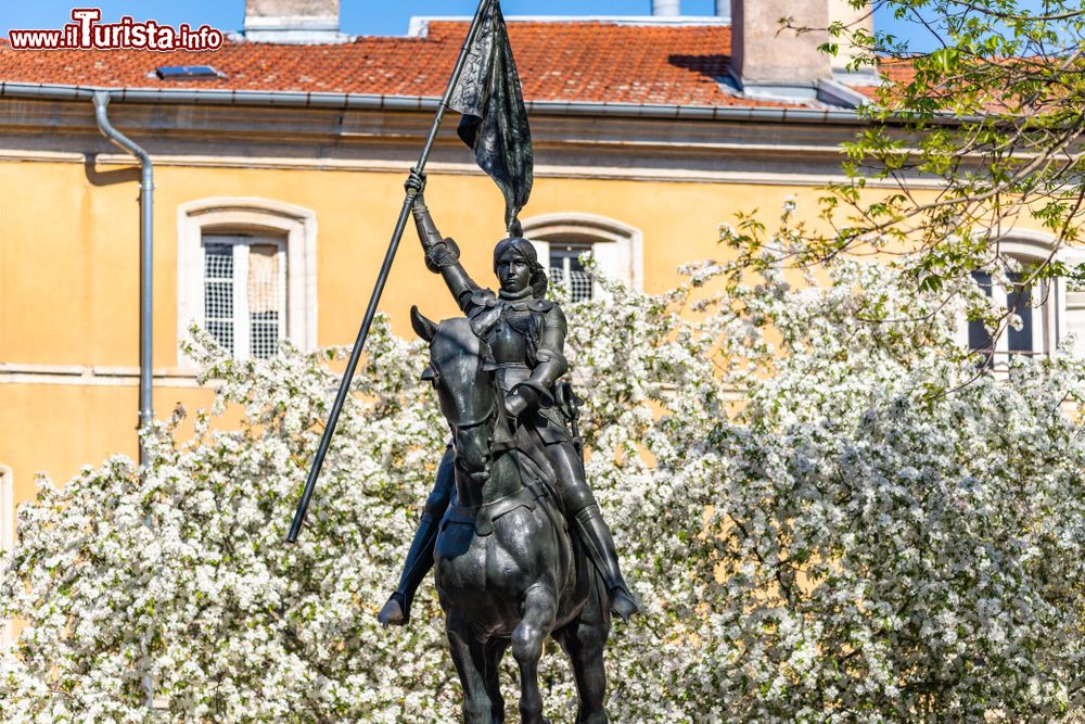 Immagine La statua equestre di Giovanna d'Arco con la bandiera in mano nel centro di Nancy, Francia.