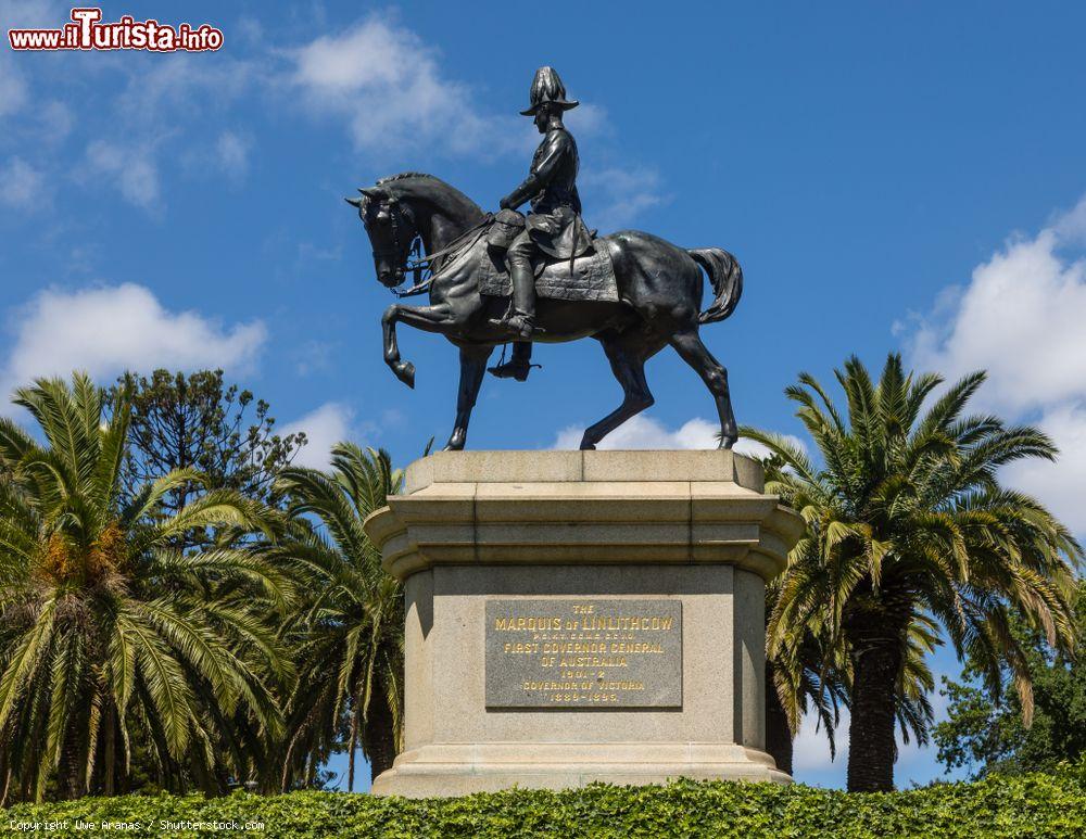 Immagine La statua equestre in memoria del marchese di Linlithgow (John Adrian Lewis Hope) a Melbourne, Australia  - © Uwe Aranas / Shutterstock.com
