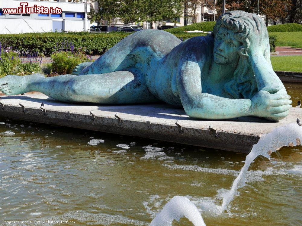 Immagine La statua femminile "Dikke Mathilde" a Ostenda, Belgio. Quest'opera scultorea, il cui nome ufficiale è "Nudo", rappresenta la sensualità del mare - © Gerrit Bunt / Shutterstock.com