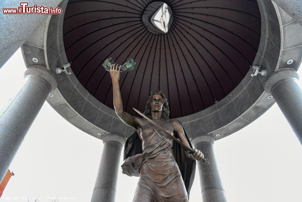 Immagine La statua in bronzo della Signora della Vittoria al War Memorial di Trenton, New Jersey - © Felix Lipov / Shutterstock.com
