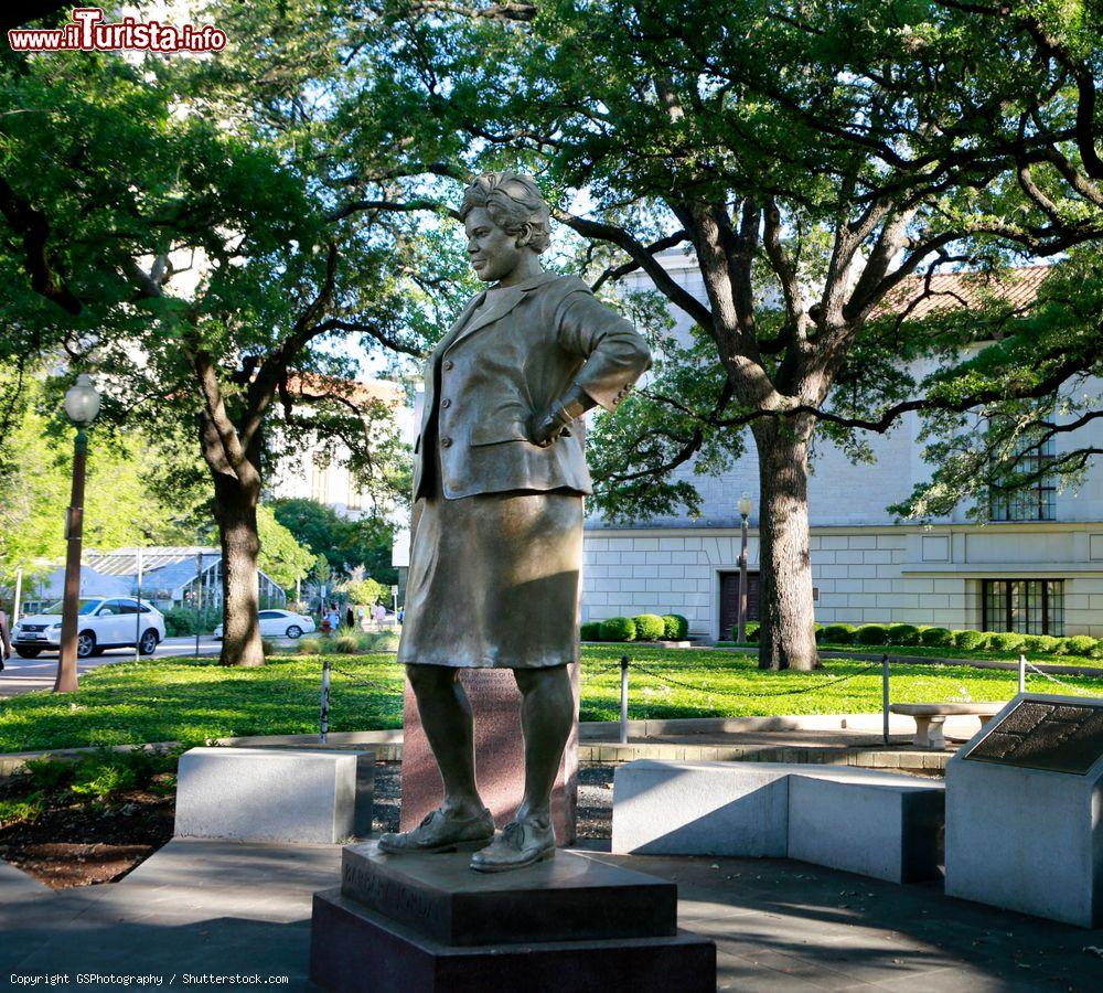 Immagine La statua in bronzo di Barbara Jordan, avvocato e politico, all'Università del Texas di Austin (USA) - © GSPhotography / Shutterstock.com