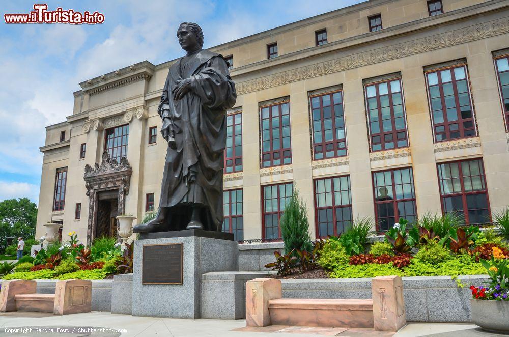 Immagine La statua in bronzo di Cristoforo Colombo davanti al Palazzo Municipale di Columbus, Ohio. Alta 20 piedi, è stata realizzata da Edoardo Alfieri  e donata alla città dagli abitanti di Genova - © Sandra Foyt / Shutterstock.com