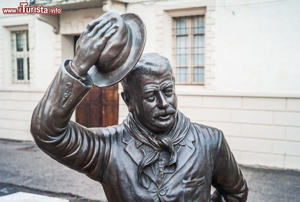 Immagine La statua in bronzo di Gino Cervi alias Peppone a Brescello: uno dei protagonisti dei rimanzi di Giovannino Guareschi. - © Dietmar Rauscher / Shutterstock.com