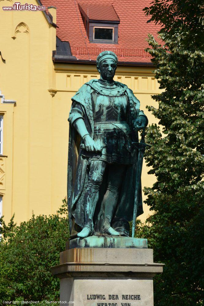 Immagine La statua in bronzo di Luigi IX°, duca di Baviera, a Landshut (Germania) - © photo20ast / Shutterstock.com