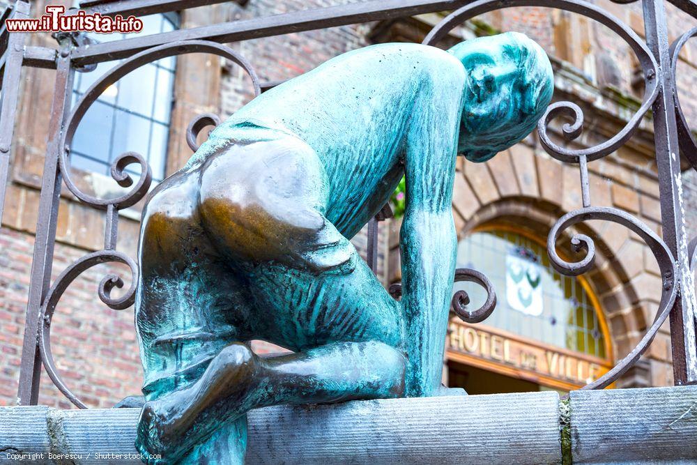 Immagine La statua in bronzo di Maca a Wavre, Belgio. Realizzata nel 1962 dallo scultore Jean Godart, quest'opera raffigura un ragazzino mocello che si arrampica sulla ringhiera della scala municipale. La tradizone vuole che toccare le natiche della statua porti fortuna per un anno - © Boerescu / Shutterstock.com