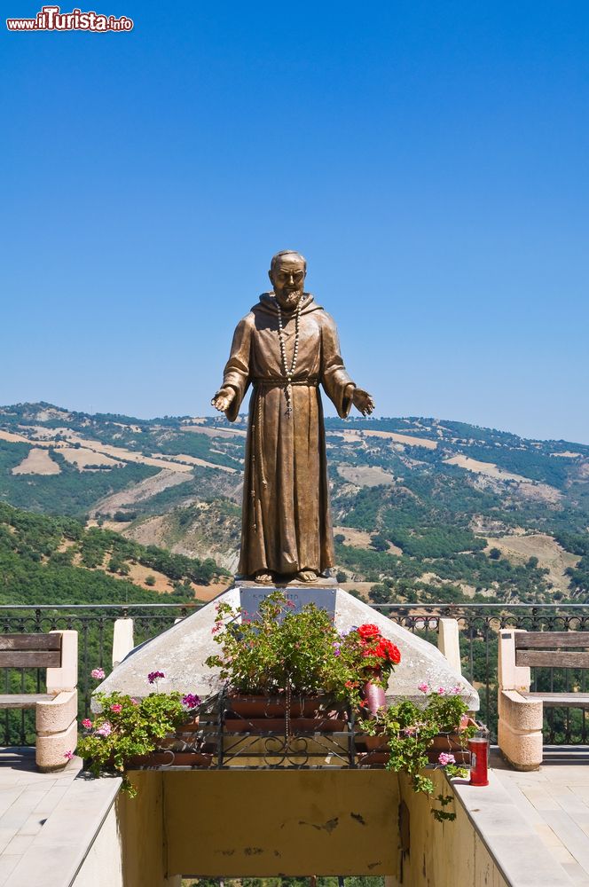 Immagine La statua in bronzo di Padre Pio a Guardia Perticara, Basilicata.