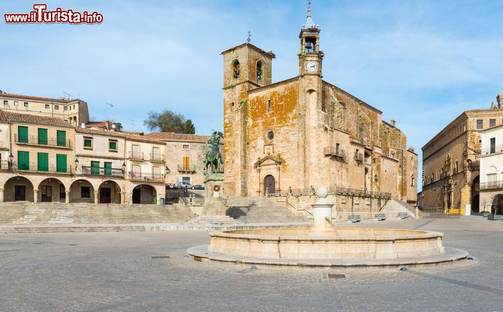 Immagine La statua in bronzo di Pizarro, in Plaza Mayor a Trujillo, con la cheisa di San Martino sullo sfondo.

.