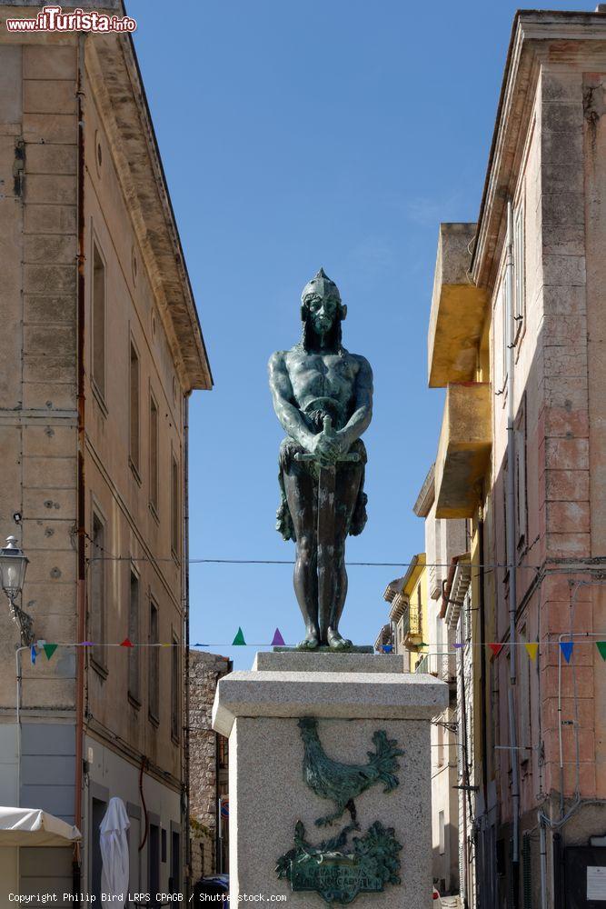Immagine La statua in bronzo di un antico guerriero a Arzachena, Sardegna - © Philip Bird LRPS CPAGB / Shutterstock.com