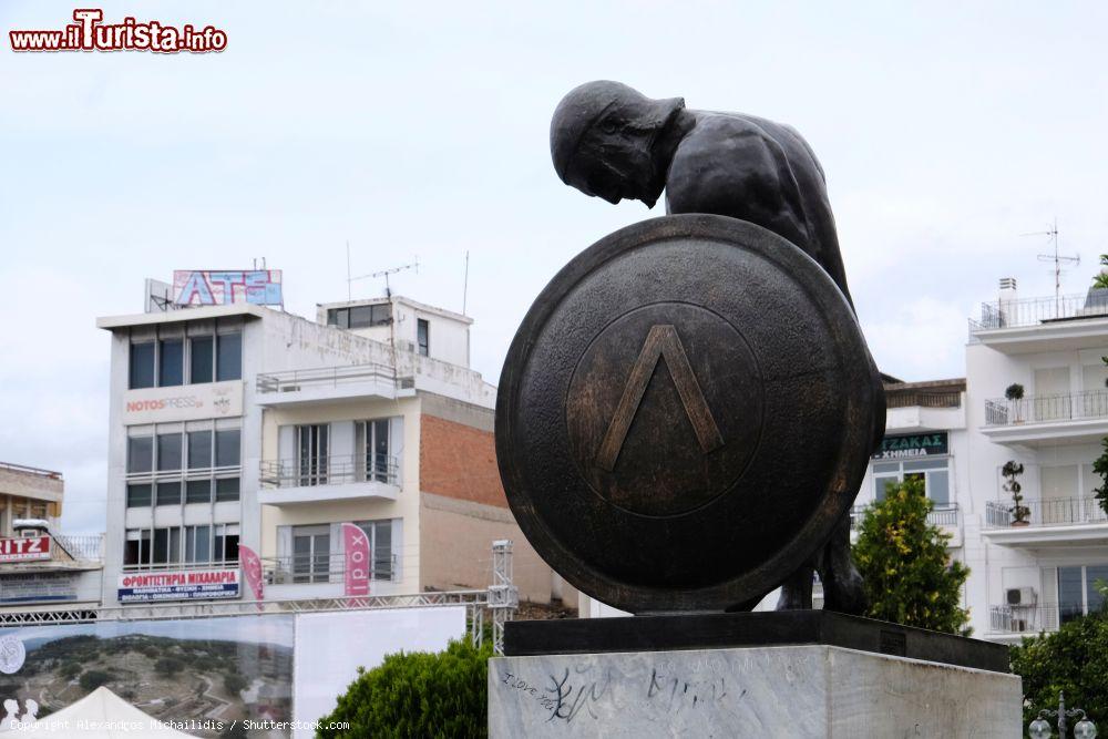 Immagine La statua in bronzo di un guerriero spartano nella piazza centrale di Sparta, Peloponneso, Grecia - © Alexandros Michailidis / Shutterstock.com