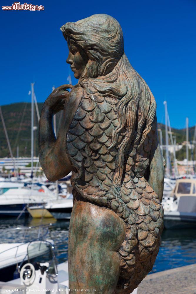 Immagine La statua in bronzo di una sirena a Cavalaire-sur-Mer, Francia. A realizzarla è stato lo scultore Amaryllis - © Carl DeAbreu Photography / Shutterstock.com