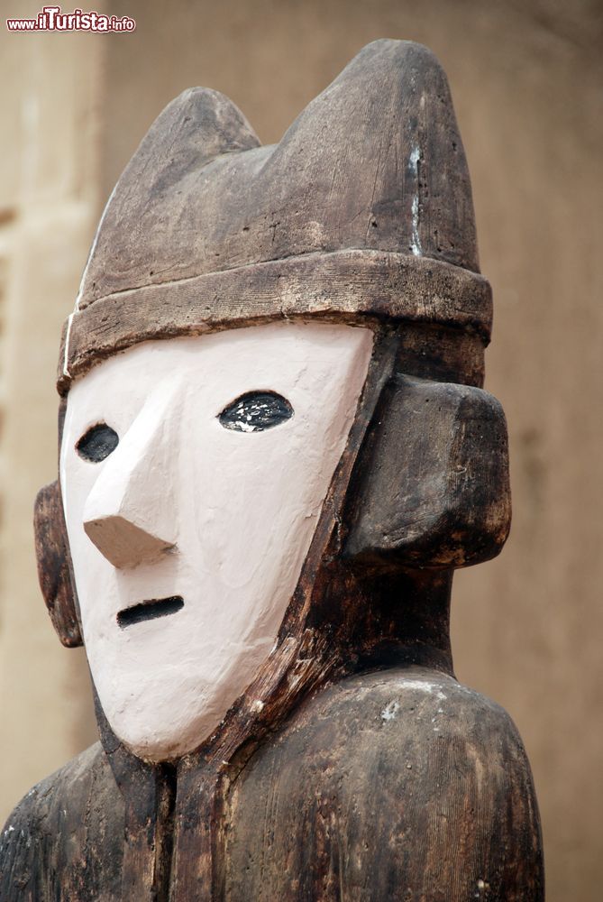 Immagine La statua in legno di un idolo nell'area di Chan Chan, Perù.
