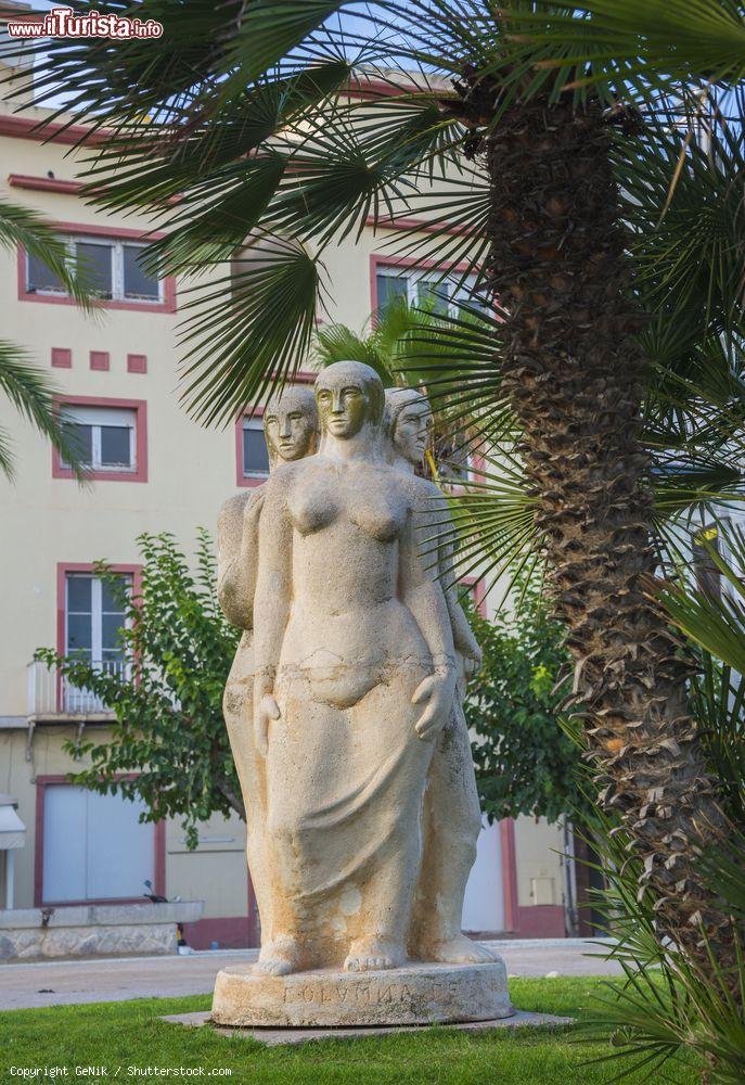 Immagine La statua in marmo delle tre donne a Sitges, Costa Dorada, Spagna - © GeNik / Shutterstock.com