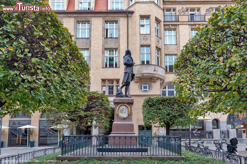 Immagine La statua in memoria di Johann Wolfgang von Goethe in Naschmarkt a Lipsia, Germania. Il monumento sorge di fronte all'Old Stock Exchange - © Gaid Kornsilapa / Shutterstock.com
