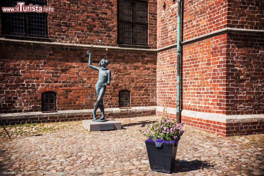 Immagine La statua in metallo di un giullare nel cortile del castello di Malmo, Svezia - © Sun_Shine / Shutterstock.com