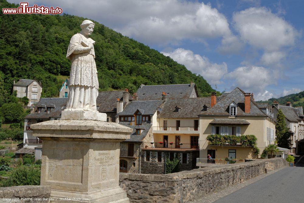 Immagine La statua in onore di Francois d'Estaing nell'omonimo borgo francese dell'Occitania. Vescovo di Rodez, questo religioso discende da una nobile famiglia dell'Auvergne che risale all'XI° secolo - © Pierre Jean Durieu / Shutterstock.com