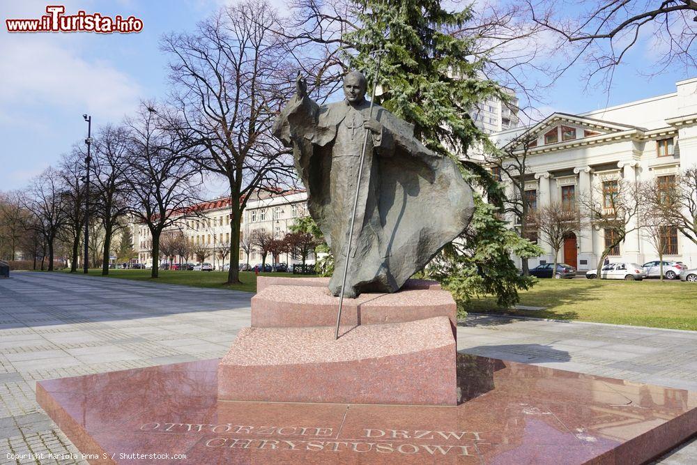 Immagine La statua in onore di papa Giovanni Paolo II° nei pressi della cattedrale di San Stanislao Kostka a Lodz, Polonia. E' stata realizzata nel 2000 dallo scultore Krystyna Faldyga-Solska - © Mariola Anna S / Shutterstock.com