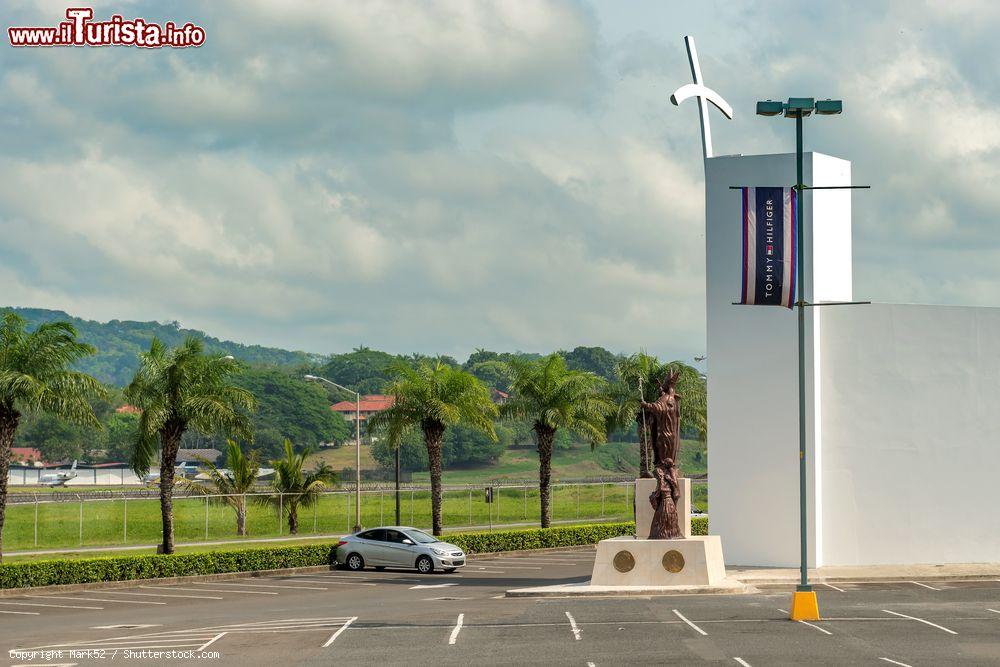 Immagine La statua in onore di papa Giovanni Paolo II di fronte all'Albrook Mall a Panama City, Panama. Panama City sarà protagonista della Giornata Mondiale della Gioventù 2019, indetta da Papa Francesco. L'Albrook Mall è un enorme centro commerciale inaugurato nel 2002: al suo interno ospita circa 700 negozi - © Mark52 / Shutterstock.com