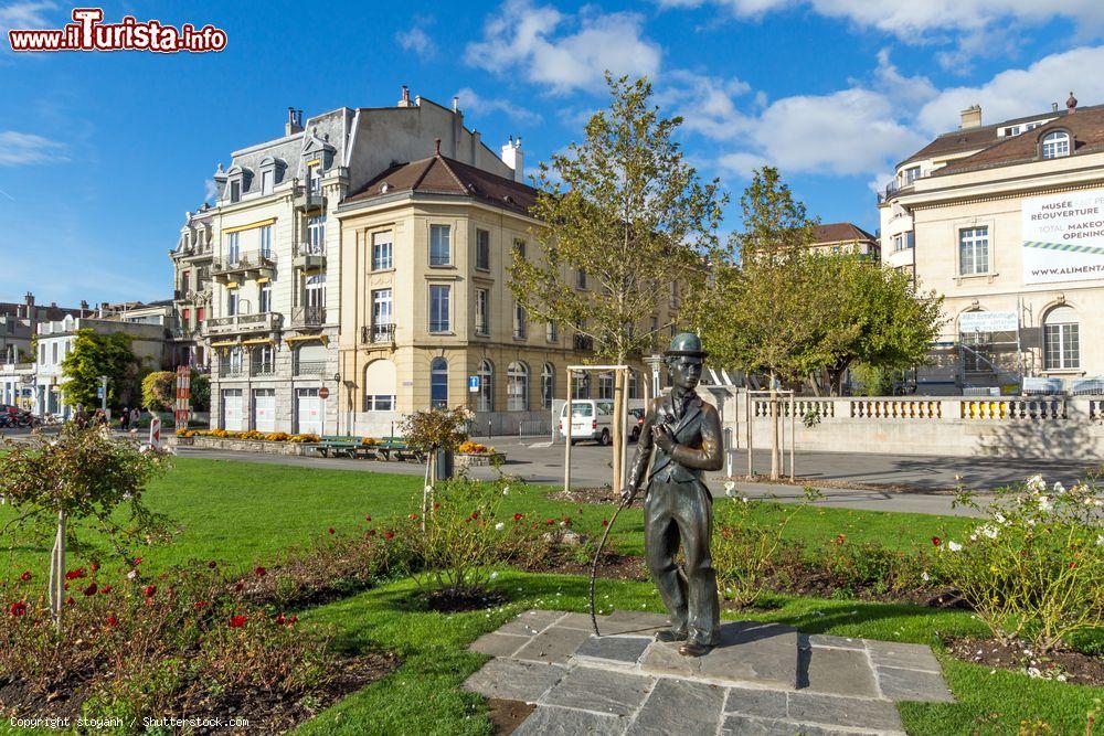 Immagine La statua in ricordo di Charlie Chaplin a Vevey, Svizzera. Comico, regista, sceneggiatore, autore di oltre 90 film e fra i più importanti cineasti del XX° secolo, Chaplin è stato una delle personalità più influenti del cinema muto - © stoyanh / Shutterstock.com