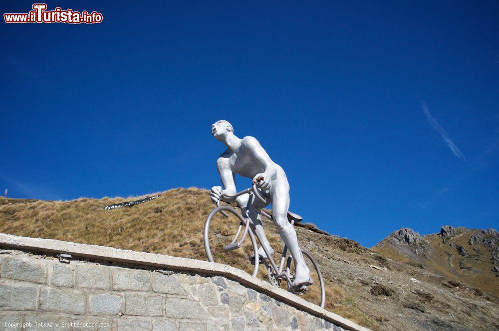 Immagine La statua in ricordo di Octave Lapisan sulla vetta del monte Tourmalet, Bagneres-de-Bigorre (Francia). La scultura è intitolata "Il gigante di Tourmalet" - © TatkaZ / Shutterstock.com