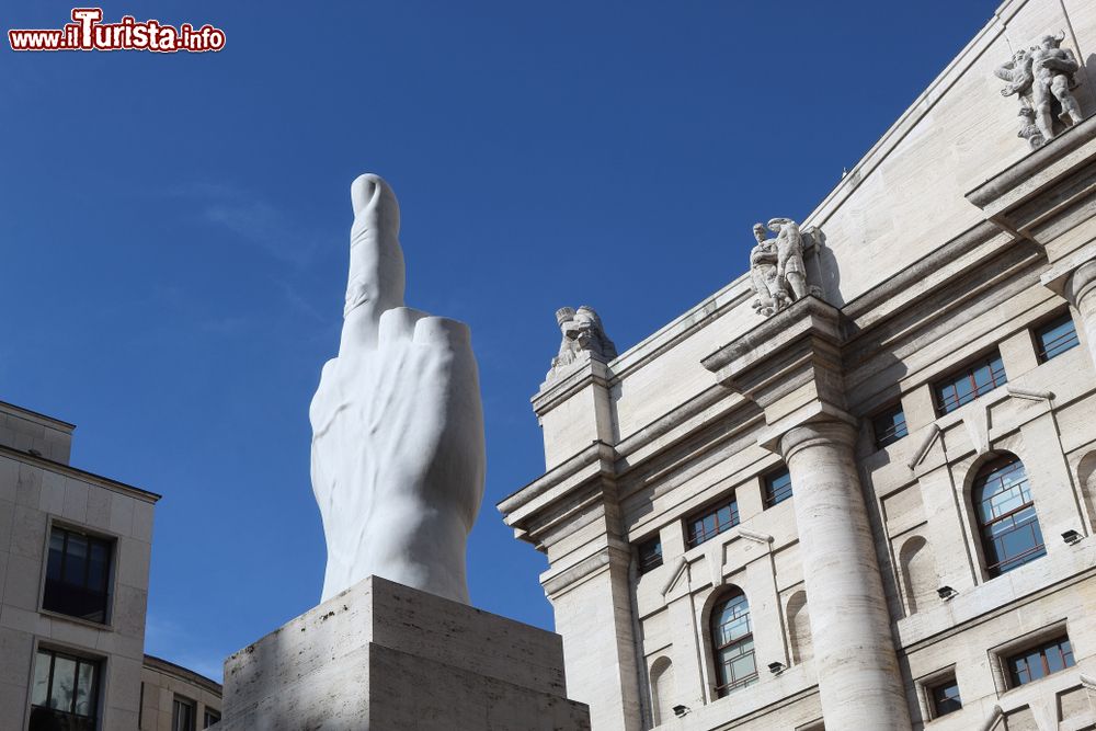 Immagine La statua L.O.V.E. di Maurizio Cattelan davanti al Palazzo della Borsa in centro a Milano - © Arkela / Shutterstock.com