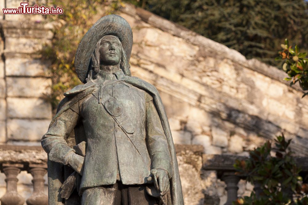 Immagine La statua marmorea di D'Artagnan lungo lo scalone monumentale di Auch, Guascogna, Francia.