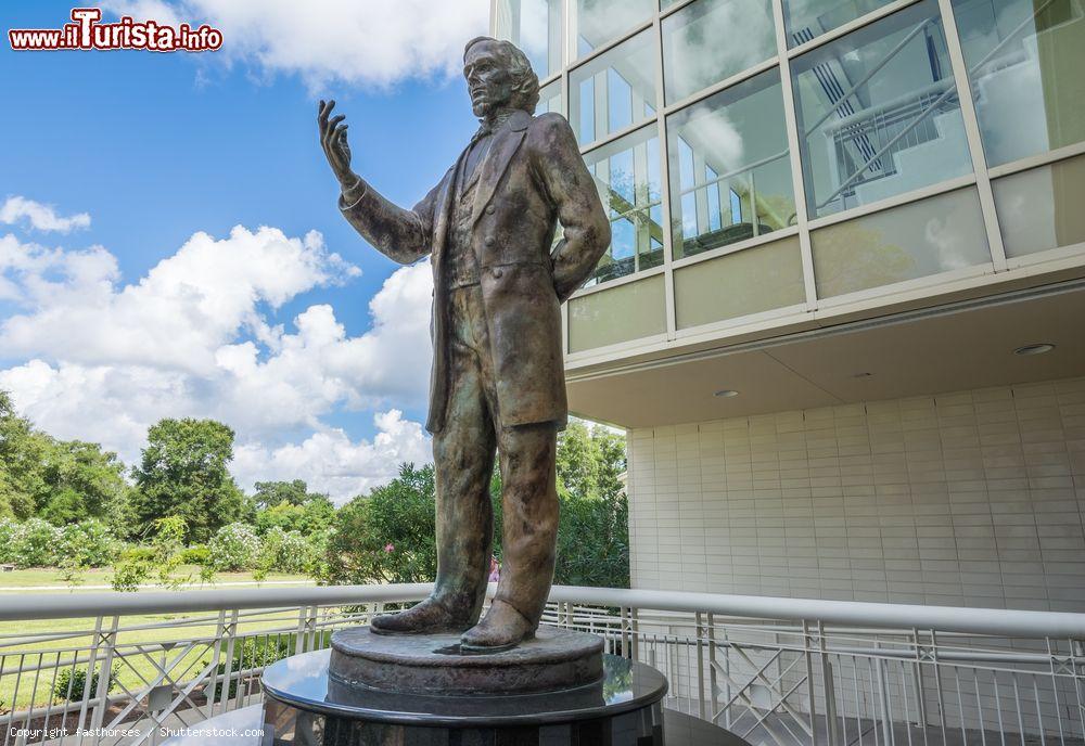 Immagine La statua per il bicentenario della nascita di Jefferson Davis a Biloxi, Mississipi, Stati Uniti. E' stata creata da Gary Casteel, noto artista della guerra civile, su richiesta dei figli dei veterani confederati - © fasthorses / Shutterstock.com