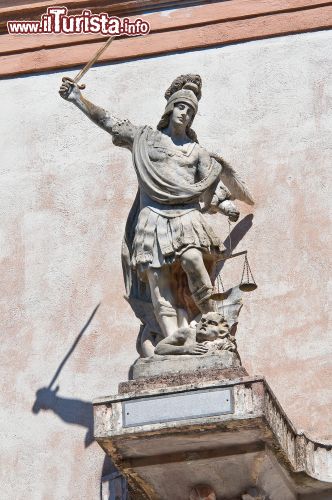 Immagine La statua sulla facciata della chiesa di San Michele Arcangelo a Trecchina. E' una delle chiese più grandi della Basilicata. - © Mi.Ti. / Shutterstock.com