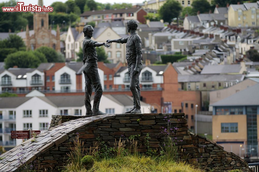 Immagine La Statua "The Divide" eretta per sancire la pace tra Cattolici e Protestanti a Londonderry in Irlanda del nord