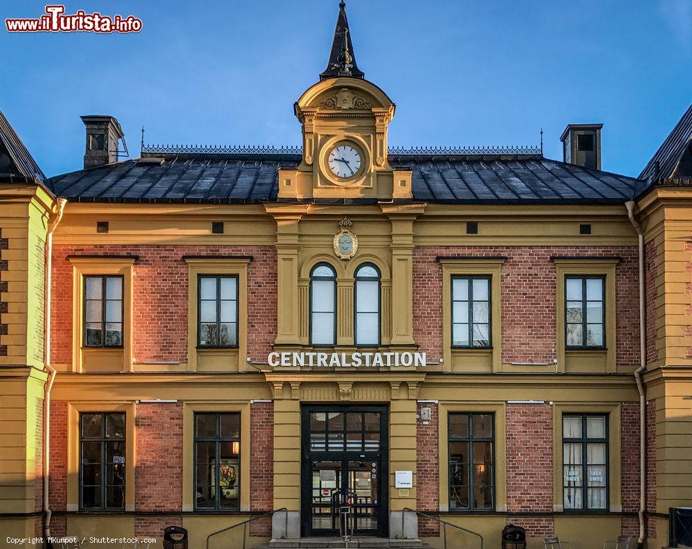 Immagine La stazione centrale di Linkoping in una giornata con il cielo blu, Svezia - © MKunpot / Shutterstock.com